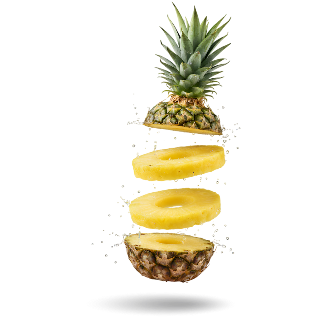 Zwevende plakken verse ananas met kroon boven een zachte schaduw.